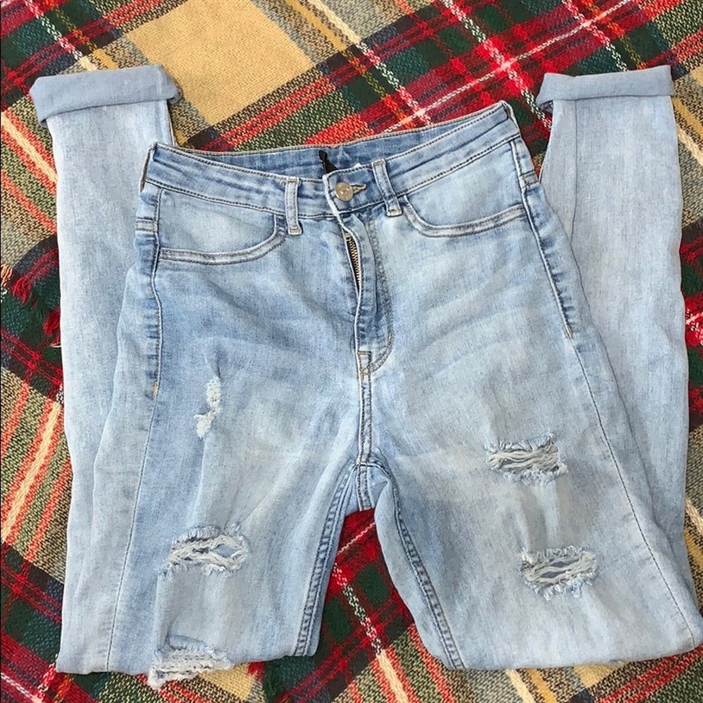 LIGHT WASH DISTRESSED HIGH WAIST JEAN